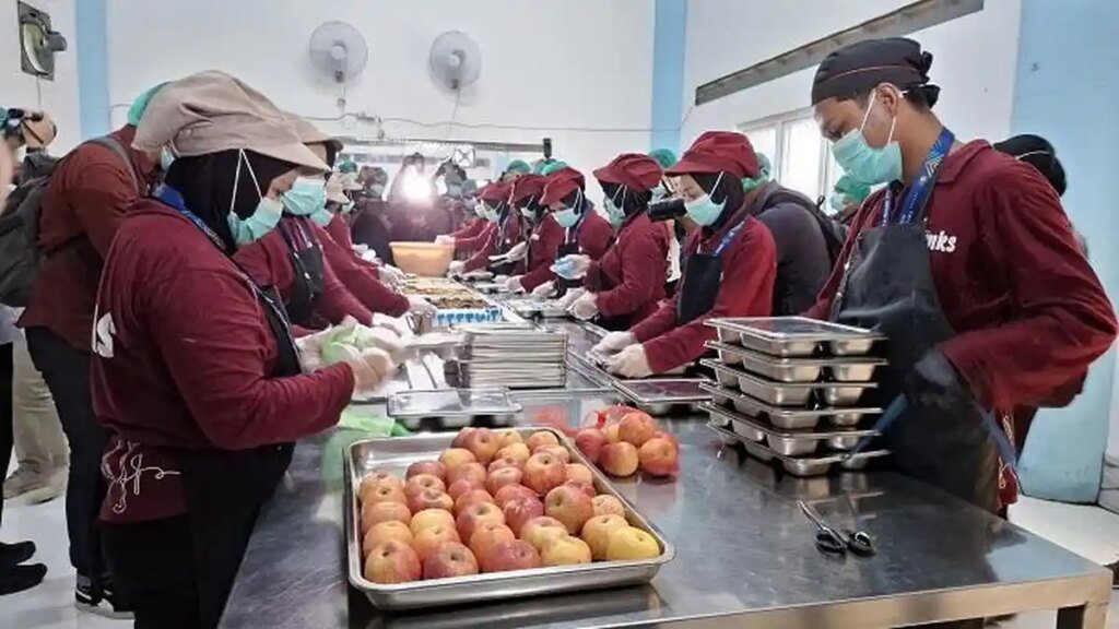 Proses-pemorsian-menu-MBG-di-SPPG-Mutiara-Keratono-Solo-Bogor