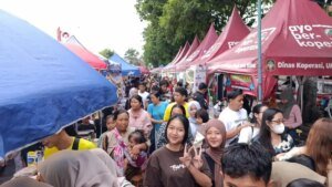 Suasana-pengunjung-di-Pasar-Takjil-Ramadan-Jl-Kenanga-Kota-Blitar