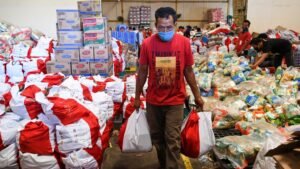 111915352_antarafoto-pengemasan-paket-bansos-220420-mrh-2