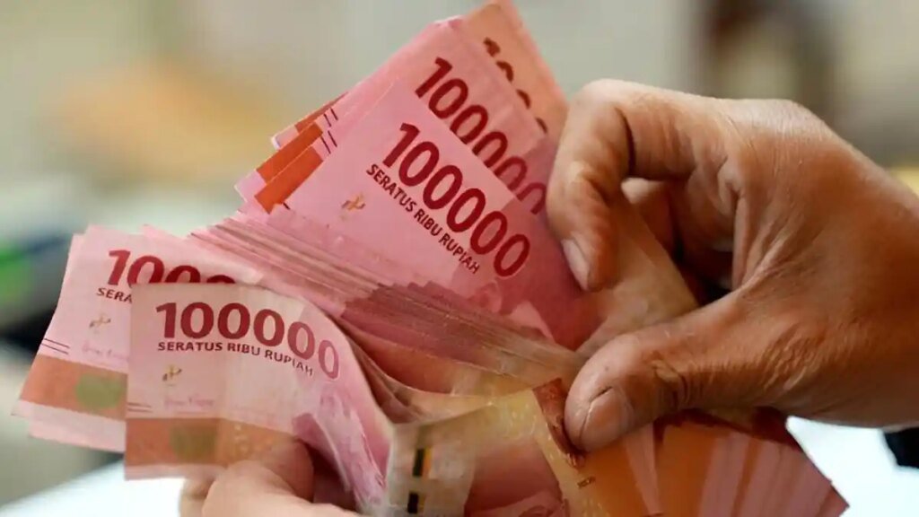 ilustrasi-rupiah-yang-sedang-dihitung-tangan