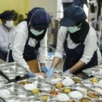 68dcc79f54da0-pekerja-menyiapkan-makan-bergizi-gratis-mbg_1265_711