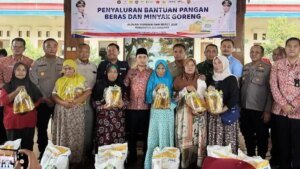 Bupati-Mojokerto-Muhammad-Albarraa-menyalurkan-bantuan-pangan-secara-simbolis