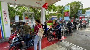 Dampak-Konflik-di-Iran-Warga-Serbu-SPBU-di-Kota-Malang_20260306_173813