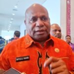 Gubernur-Papua-Matius-D.-Fakhiri-Batik-Orange-1