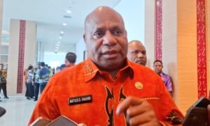 Gubernur-Papua-Matius-D.-Fakhiri-Batik-Orange-1