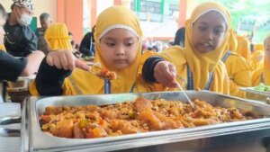 Sejumlah-siswa-dari-MIN-2-Kota-Malang-saat-mengambil-menu-Makan-Bergizi-Gratis-MBG