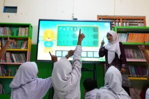 dpr-serukan-akselerasi-digitalisasi-pendidikan-nasional-22092025-101344