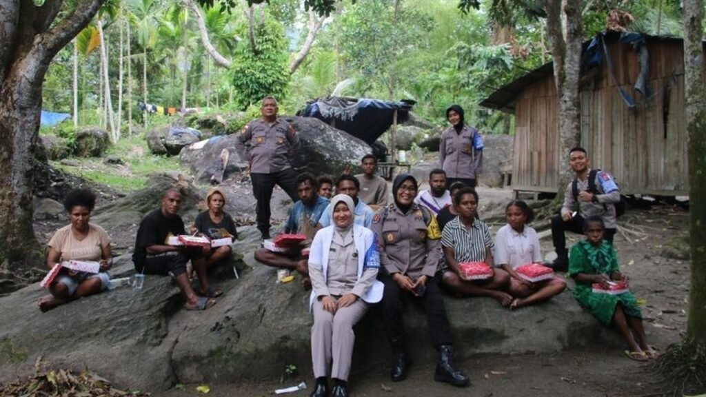 220531.313-polres-jayapura-beri-layanan-kesehatan-bergerak-di-kampung-terpencil-atasi-malaria-dan-penyakit-lain-1