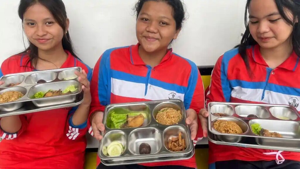 Sejumlah-siswa-di-Kota-Medan-saat-menunjukkan-menu-MBG