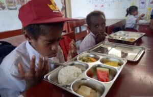 makan-bergizi-gratis-mbg-di-papua-696x442