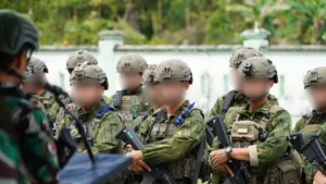 pasukan-koops-habema-saat-menjalani-pemeriksaan-kesiapan-sebelum-mengevakuasi-delapan-warga-sipil-korban-opm-di-papua-pegunungan-jumat-2252026-antaraho-pen-koops-habema-fX9JE