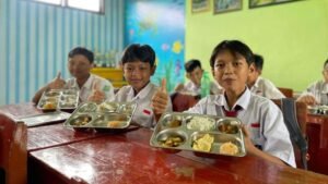 6.-photo-keadaan-kelas-yang-sedang-pada-makanan-1024x576