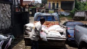 70117-desa-gudang-kahuripan-di-kbb-pinjam-beras-demi-warga-terdampak-social-distancing-ayobandungcomtr