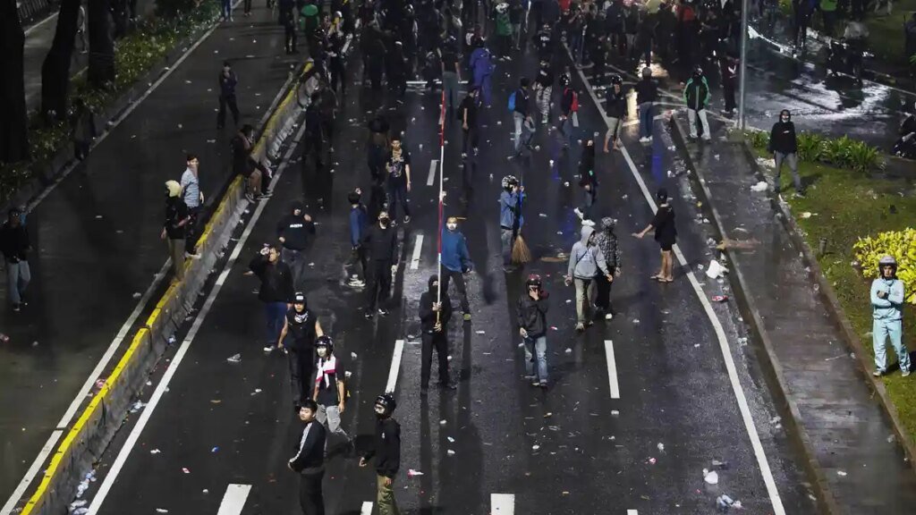 Demonstran-Mahasiswa-Bentrok-dengan-Polisi-di-Semanggi_20250830_091026