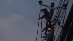PEMADAMAN-LISTRIK-Potret-petugas-PLN-melakukan-perbaikan