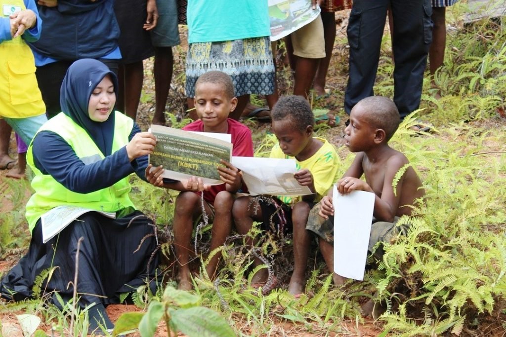 PT-Papua-Agro-Lestari-Kampanyekan-Pelestarian-Flora-dan-Fauna-Endemik-Papua-di-Kampung-Guiss-1024x683