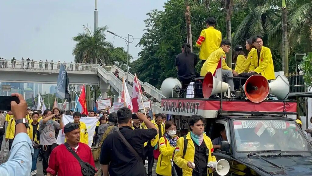 massa-mahasiswa-ui-di-dpr-1