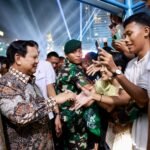 momen-prabowo-sapa-masyarakat-di-malam-tahun-baru-warga-berebut-salam-dan-foto-bersama-01012025-114254