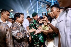 momen-prabowo-sapa-masyarakat-di-malam-tahun-baru-warga-berebut-salam-dan-foto-bersama-01012025-114254