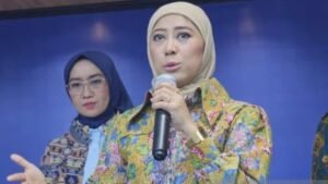 6a7049c2b7d1f-menteri-komunikasi-dan-digital-meutya-hafid-di-kantor-kementerian-komunikasi-dan-digital-jakarta-pusat-senin-38_412_232