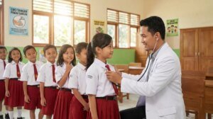 Doctor_examining_school_children_202607251313-2660069184
