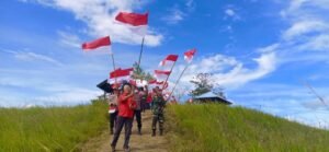 Ketua-DPD-PBB-Papua-memimpin-pengibaran-bendera-merah-putih-berukuran-77-Meter-di-Danau-Love
