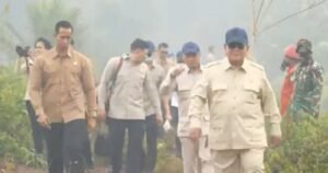 17988-presiden-prabowo-subianto-tinjau-kebakaran-hutan