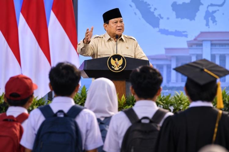 2026-09-18-prabowo-tegaskan-sekolah-hingga-kuliah-di-universitas-negeri-harus-gratis-segera-bahas-dalam-rapat-terbatas