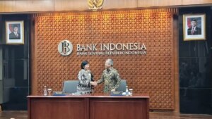 Menteri-Keuangan-Suahasil-Nazara-dan-Gubernur-Bank-Indonesia-Destry-Damayanti-kolab