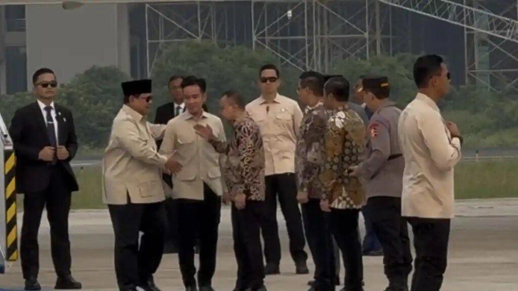 Presiden-Prabowo-Subianto-merangkul-dan-bersalaman-dengan-Wakil-Presiden-Gibran-Rakabuming