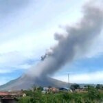 Visual-erupsi-Gunung-Sinabung-di-Kabupaten-Karo-Sumatera-Utara