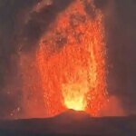 momen-erupsi-Gunung-Anak-Krakatau-di-Selat-Sunda-Lampung