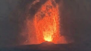 momen-erupsi-Gunung-Anak-Krakatau-di-Selat-Sunda-Lampung