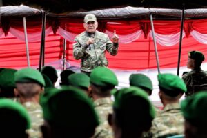 1779887303_344_Kunjungi-Yon-TP-808Mbaham-Matta-Menhan-Tekankan-Peran-TNI-Dukung