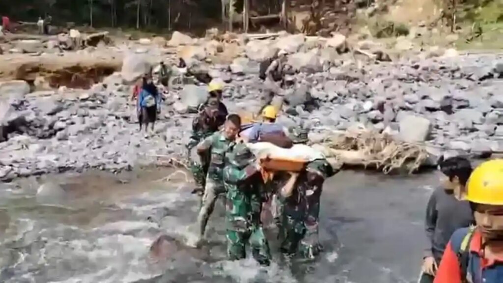 Prajurit-TNI-Tandu-Ibu-Hamil-Korban-Banjir