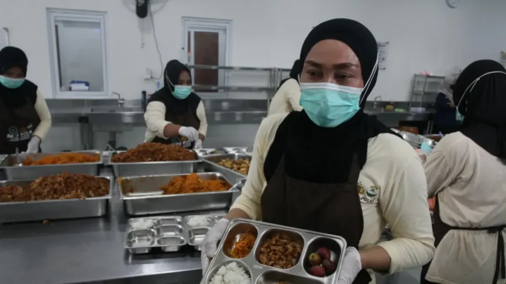 menyiapkan-menu-relawan-dapur-mbg-sibuk-menyiapkan-menu-makan-di-launch-box-baru-baru-ini-indah-susantiradar-pati-6uWny
