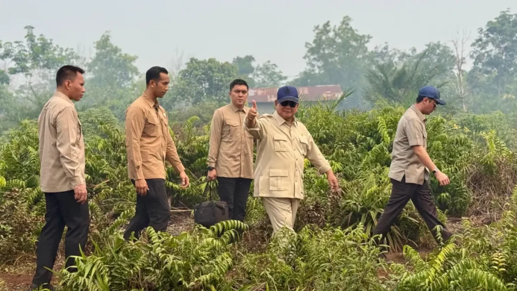 presiden-ri-prabowo-subianto-meninjau-langsung-lokasi-karhutla-di-desa-limbung-kecamatan-sungai-raya-kalimantan-barat-pada-sabtu-228-meidy-khadafipontianak-post-0MKGn
